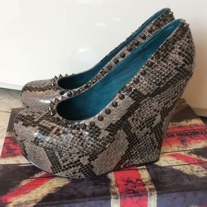 London Rebel Gray Black Snakeskin Spiked Wedges